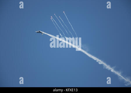 Schwedische Luftwaffe jas 39c Gripen loslassen Flares Stockfoto