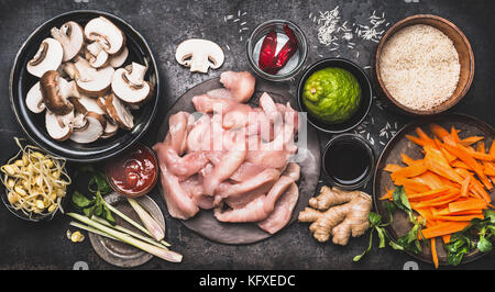 Zutaten für die asiatische Küche mit Reis, Huhn, Gemüse und Gewürze in Schalen, Ansicht von oben Stockfoto