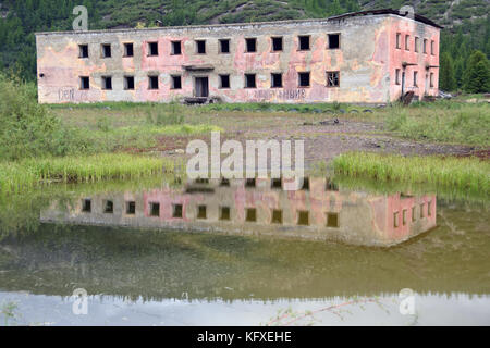 Eine abandonned Gebäude im Dorf Miakit in der Kolyma region, weit im Norden Osten Sibiriens. Stockfoto