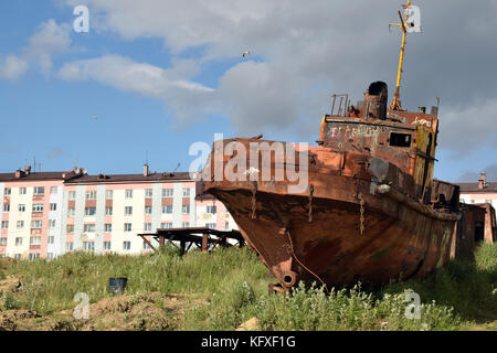 Verschrottet Boote im Gebiet Magadan, der Hauptstadt der Kolyma Region im äußersten Nordosten Sibiriens Stockfoto