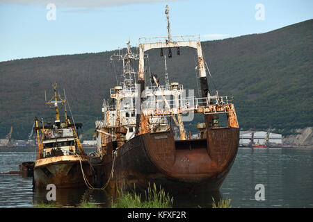 Verschrottet Fischerboote im Gebiet Magadan, der Hauptstadt der Kolyma Region im äußersten Nordosten Sibiriens Stockfoto