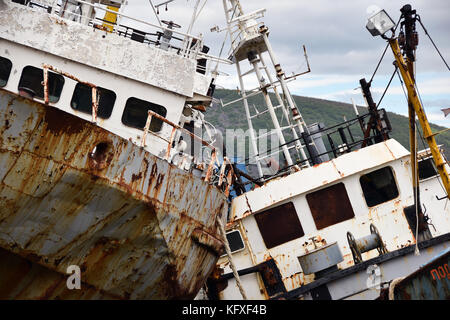 Verschrottet Fischerboote im Gebiet Magadan, der Hauptstadt der Kolyma Region im äußersten Nordosten Sibiriens Stockfoto