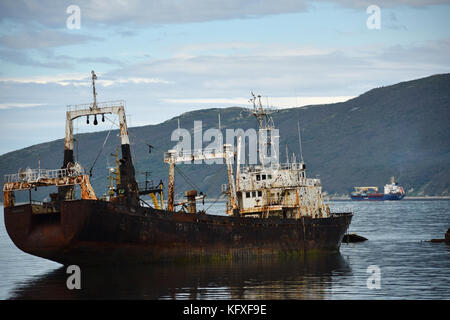 Verschrottet Fischerboote im Gebiet Magadan, der Hauptstadt der Kolyma Region im äußersten Nordosten Sibiriens Stockfoto