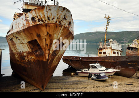 Verschrottet Fischerboote im Gebiet Magadan, der Hauptstadt der Kolyma Region im äußersten Nordosten Sibiriens Stockfoto