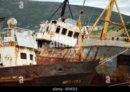 Verschrottet Fischerboote im Gebiet Magadan, der Hauptstadt der Kolyma Region im äußersten Nordosten Sibiriens Stockfoto