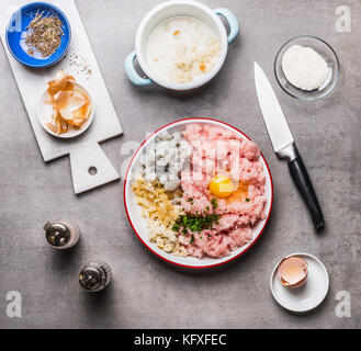 Fisch Pastetchen mit Hackfleisch Fisch, Ei, Krabben, Zwiebeln und Eingeweichten Brot auf dem Küchentisch Hintergrund mit Messer, Ansicht von oben. Meeresfrüchte und Kochen Stockfoto