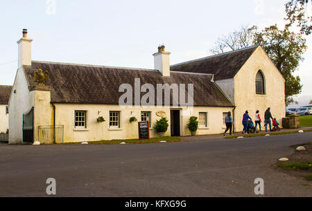 Eine Familie verlässt während einer Schulpause den kleinen Teeladen im Castlewellan Country Park. Stockfoto