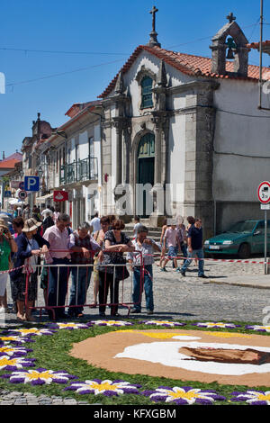 Caminha, Portugal, Feiern in der religiöser Feiertag Fronleichnam durch Pflasterung einige ihrer wichtigsten Straßen mit Blumen, tapetes de Flores Stockfoto