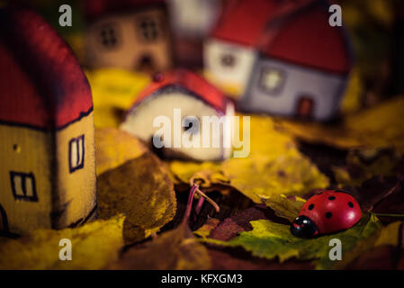 Märchen Zwerg Dorf mit kleinen Häusern und ein Marienkäfer im Herbst Wald. handgefertigte Holzspielzeug Stockfoto