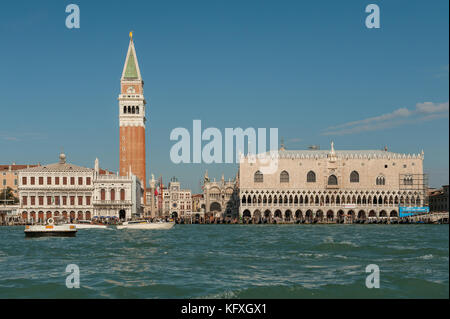 Dogenpalast oder Palazzo Ducale in San Marco, Venedig, Italien. Die ältesten Teile des Palastes wurden 1340 errichtet. Stockfoto