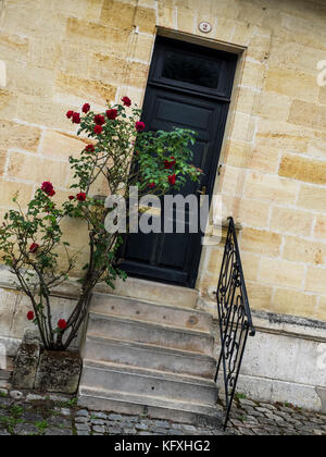 SAINT-EMILION, FRANKREICH - 07. SEPTEMBER 2017: Hübsche Eingangstür im Dorf Stockfoto