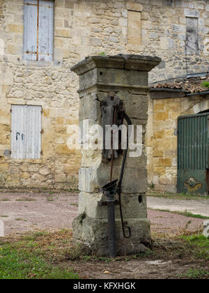 SAINT-EMILION, FRANKREICH - 07. SEPTEMBER 2017: Alte gebrauchte öffentliche Handwasserpumpe im Dorf Stockfoto