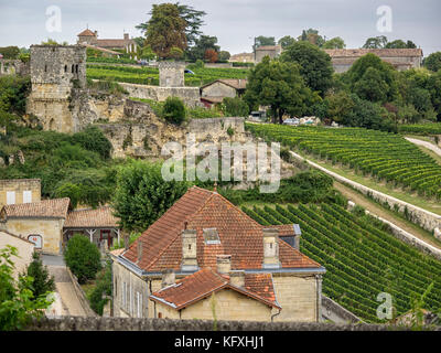 SAINT-EMILION, FRANKREICH - 07. SEPTEMBER 2017: Ansicht der Stadt mit Häusern. Ruinen und kleine Weinberge Stockfoto