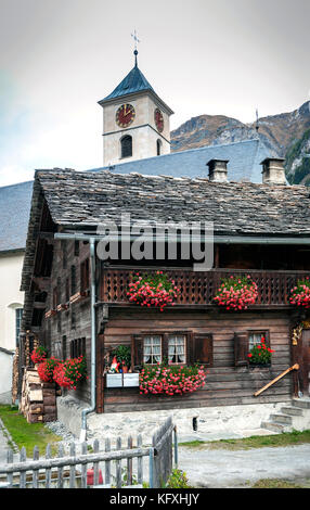 Traditionelle Schweizer Alpen ländliche Holzhäuser in Vals Dorf der alpinen Schweiz Stockfoto