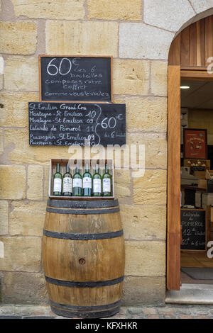 SAINT-EMILION, FRANKREICH - 07. SEPTEMBER 2017: Ausstellung von Wein vor einem der Weinläden in der Stadt Stockfoto