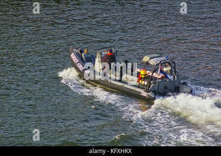 Newcastle, Vereinigtes Königreich - 5. Oktober 2014 - RIB-Patrouillenboot der britischen Grenzstreitkräfte mit Besatzungsmitglied Stockfoto