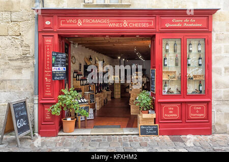 SAINT-EMILION, FRANKREICH - 07. SEPTEMBER 2017: Hübsches Geschäft, das Wein und Käse im Zentrum der Stadt verkauft. Stockfoto