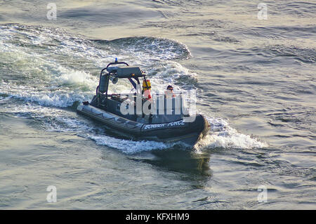 Newcastle, Vereinigtes Königreich - 5. Oktober 2014 - RIB-Patrouillenboot der britischen Grenzstreitkräfte mit Besatzungsmitglied Stockfoto