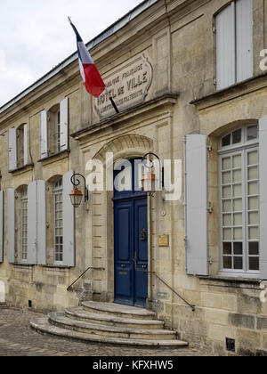 SAINT-EMILION, FRANKREICH - 07. SEPTEMBER 2017: Der Eingang zum Hotel de Ville (Rathaus) Stockfoto