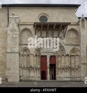 SAINT-EMILION, FRANKREICH - 07. SEPTEMBER 2017: Eingang zur Stiftskirche Saint-Emilion Stockfoto