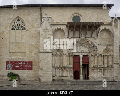 SAINT-EMILION, FRANKREICH - 07. SEPTEMBER 2017: Eingang zur Stiftskirche Saint-Emilion Stockfoto