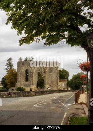 SAINT-EMILION, FRANKREICH - 07. SEPTEMBER 2017: Die Ruinen eines Dominikanerklosters aus dem 12.. Jahrhundert am Rande des Dorfes Stockfoto