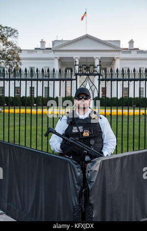 Amerikanischen Secret Service Agent bewaffnet mit einem Heckler & Koch MP5-Maschinenpistole hinter einer Barrikade vor dem Weißen Haus in Washington, DC Stockfoto