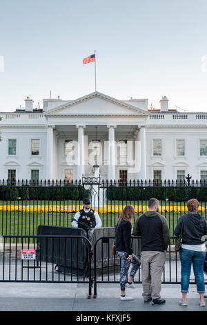 Bewaffneten amerikanischen Secret Service Agent hinter einer Barrikade vor dem Weißen Haus in Washington, DC, Vereinigte Staaten von Amerika, USA. Stockfoto