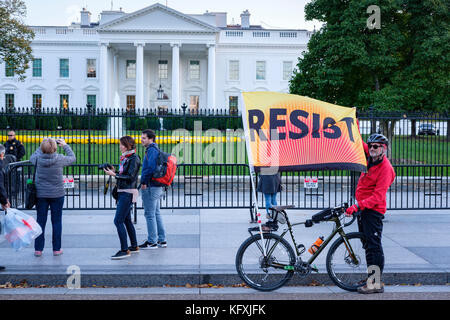 Anti-Trump widerstand Demonstrant vor dem Weißen Haus eine Widerstehen banner/Flagge, gegen Präsident Trump, Washington, DC, USA protestieren. Stockfoto