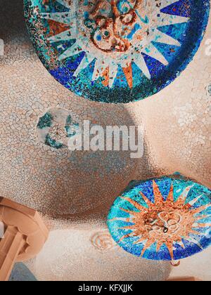 Trencadis Mosaik aus zerbrochenen Fliesen Scherben an der Decke der großen Säulenhalle Zimmer im Park Güell, Barcelona, Katalonien, Spanien. Stockfoto