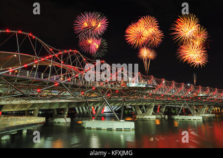 Schönen Feuerwerk über dem Helix Bridge in Singapur Stockfoto