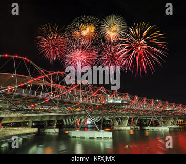 Schönen Feuerwerk über dem Helix Bridge in Singapur Stockfoto