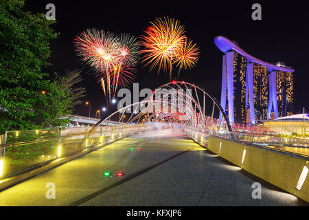 Schönen Feuerwerk über dem Helix Bridge bei Nacht in Singapur Stockfoto