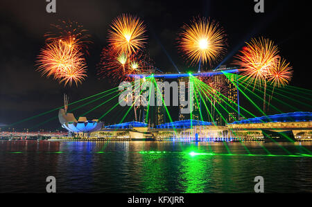 Schönen Feuerwerk über Singapur Stadt bei Nacht mit Laser show in der Marina Bay water front Stockfoto