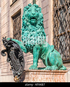 Bronze lion Statue an der alten Residenz in München, Deutschland Stockfoto