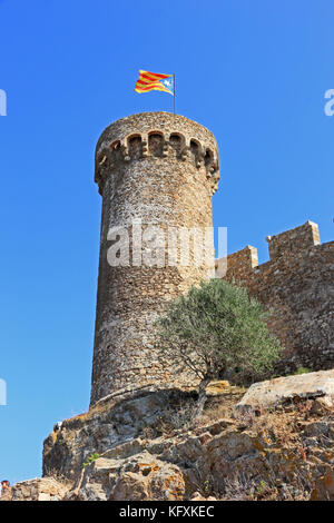 Die katalanische Flagge über Turm des alten Fort, Tossa de Mar, Spanien Stockfoto