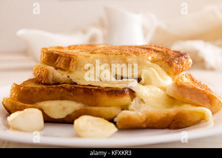 Italienische toast Sandwich mit Weißbrot und Mozzarella in Öl gebacken. Mediterrane Mahlzeit. Stockfoto