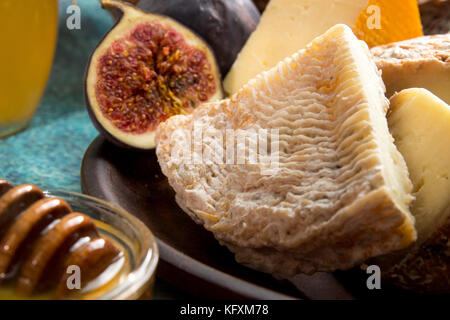 Die Zusammensetzung von Lebensmitteln mit verschimmelten Käse, Honig, Feigen. Stockfoto