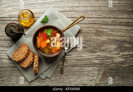 Nudeln Suppe mit Gemüse und Kräutern auf Holz- Hintergrund Stockfoto
