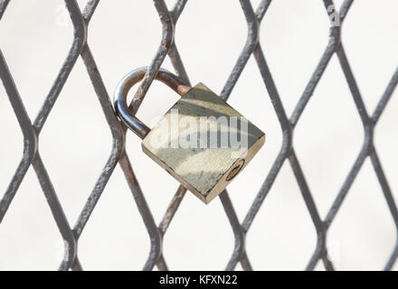 Liebe Schloss auf einem Zaun in Griechenland Stockfoto