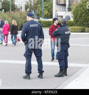 Athen, Griechenland - 24. Oktober 2017: griechische Polizei Kontrolle der Straße vor dem Grab des unbekannten Soldaten Stockfoto