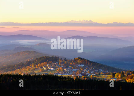 In der Nähe von mauth Finsterau, hinter Dachsteingebirge in den Alpen, Panoramablick von siebensteinkopf bei Sonnenaufgang Stockfoto