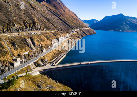 Luftaufnahme des Staudamms, Stausee am Lukmanierpass (Passo del Lucomagno), Kanton Graubünden und Tessin, Schweiz Stockfoto