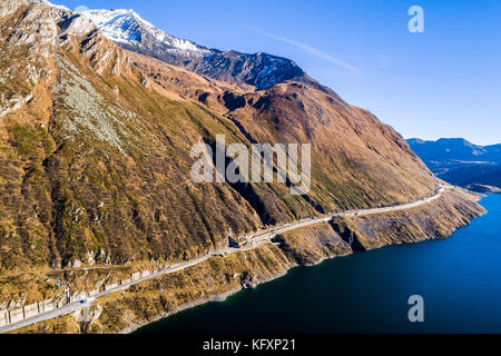 Luftaufnahme des Stausees am Lukmanierpass (Passo del Lucomagno), Kanton Graubünden und Tessin, Schweiz Stockfoto