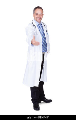 Porträt eines überzeugten Arzt auf weißem Hintergrund Stockfoto