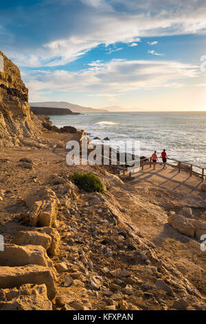 Gerade die stürmische See in Ajuy Fuerteventura Kanarische Inseln Spanien im Abendlicht Stockfoto