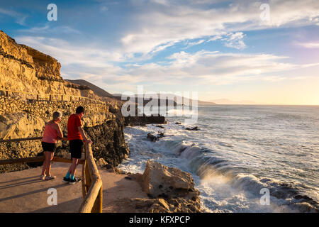 Gerade die stürmische See in Ajuy Fuerteventura Kanarische Inseln Spanien im Abendlicht Stockfoto