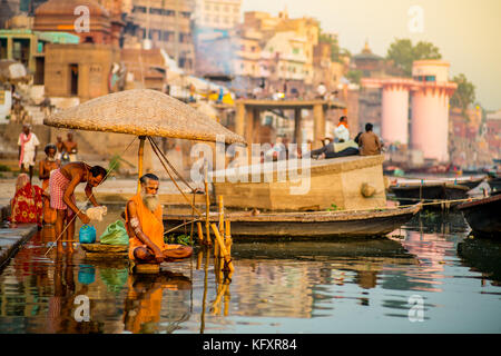 Ein sadhu (Hindu Devotee) durch den Fluss Ganges in Varanasi, Indien zu beten. Stockfoto