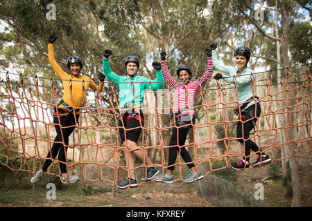 Portrait von glücklichen Freunde Spaß beim Gehen auf die Rope Bridge Stockfoto