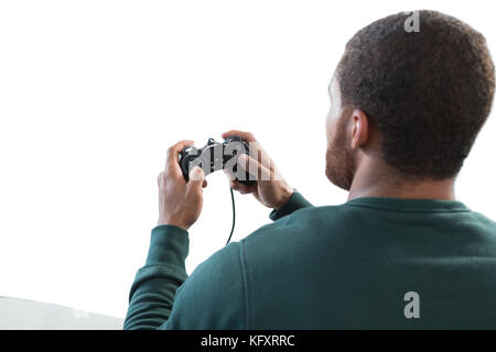 Ansicht der Rückseite des Mann spielt Video Spiel gegen weißen Hintergrund Stockfoto